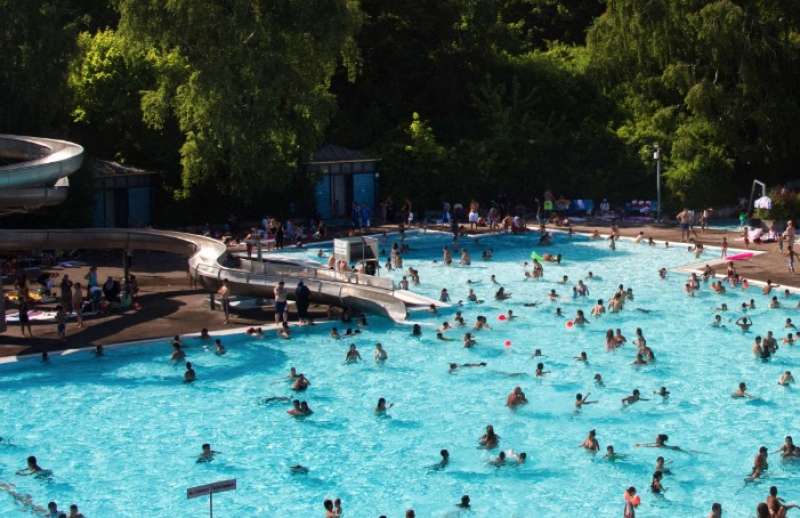 PISCINA COMUNALE DI NEUKOLLN A BERLINO