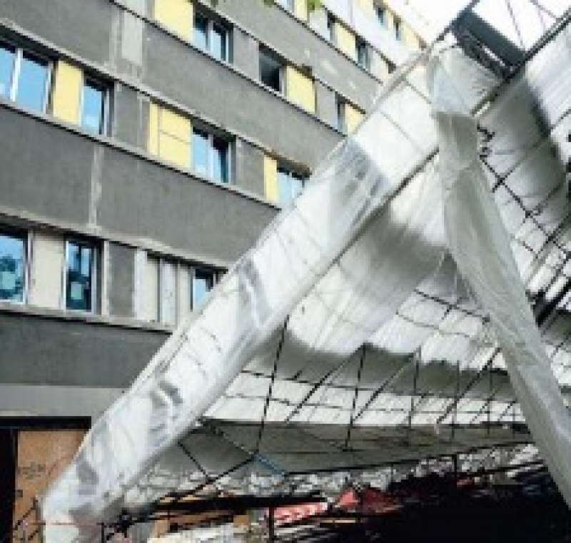 ponteggi crollati per il maltempo a milano 1