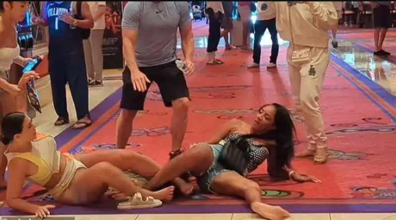 rissa tra donne in perizoma a las vegas 1