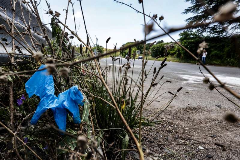 roma, via laurentina tesla travolge una lancia y 2