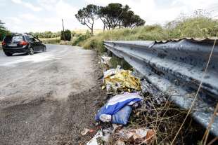 roma, via laurentina tesla travolge una lancia y 4