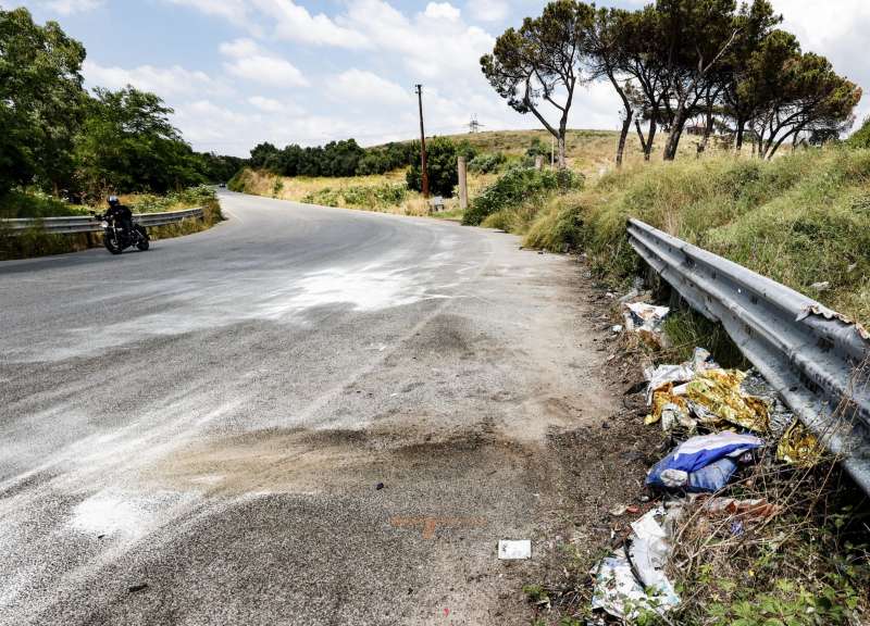 roma, via laurentina tesla travolge una lancia y 5