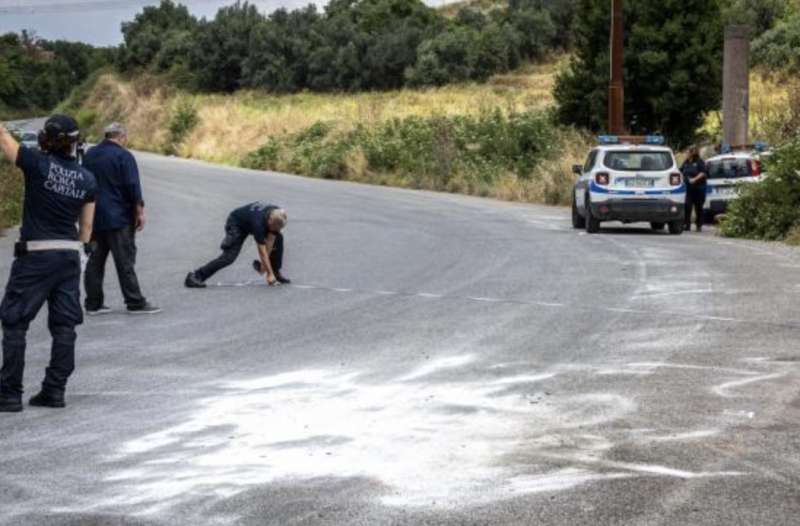 roma, via laurentina tesla travolge una lancia y 9