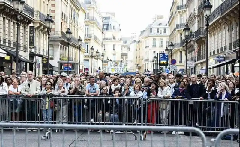 FOLLA AI FUNERALI DI LOU DOILLON