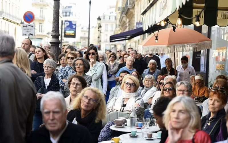 FOLLA AI FUNERALI DI LOU DOILLON