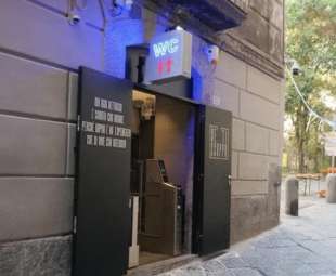 SE TI SCAPPA - BAGNO PUBBLICO A NAPOLI