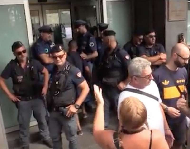 sit in di protesta alla sede inps di napoli degli ex percettori del reddito di cittadinanza