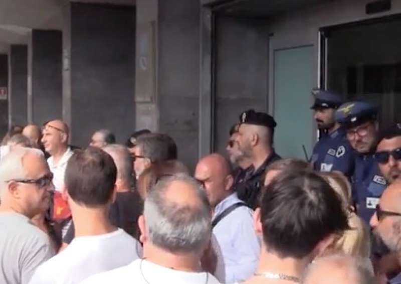 sit in di protesta alla sede inps di napoli degli ex percettori del reddito di cittadinanza