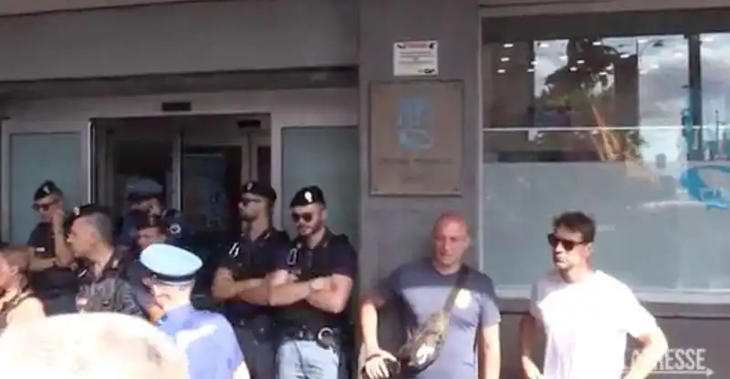 sit in di protesta alla sede inps di napoli degli ex percettori del reddito di cittadinanza 4