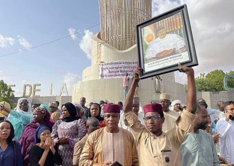 sostenitori di mohamed bazoum a diamey