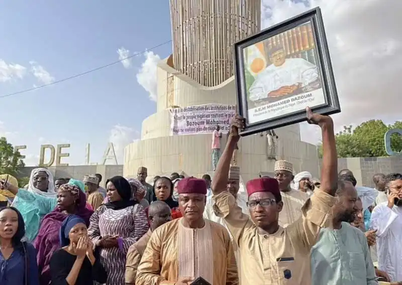 sostenitori di mohamed bazoum a diamey 