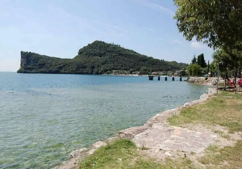 spiaggia naturista della rocca di manerba - lago di garda 