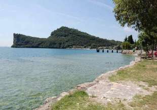 spiaggia naturista della rocca di manerba - lago di garda