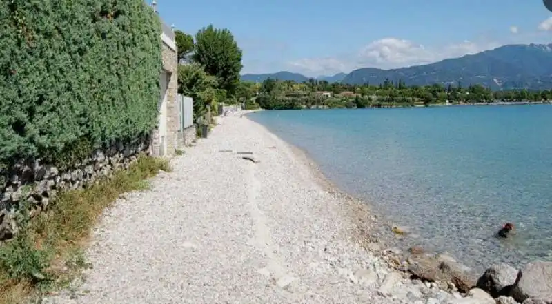 spiaggia naturista della rocca di manerba - lago di garda