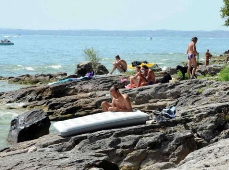 spiaggia naturista della rocca di manerba - lago di garda