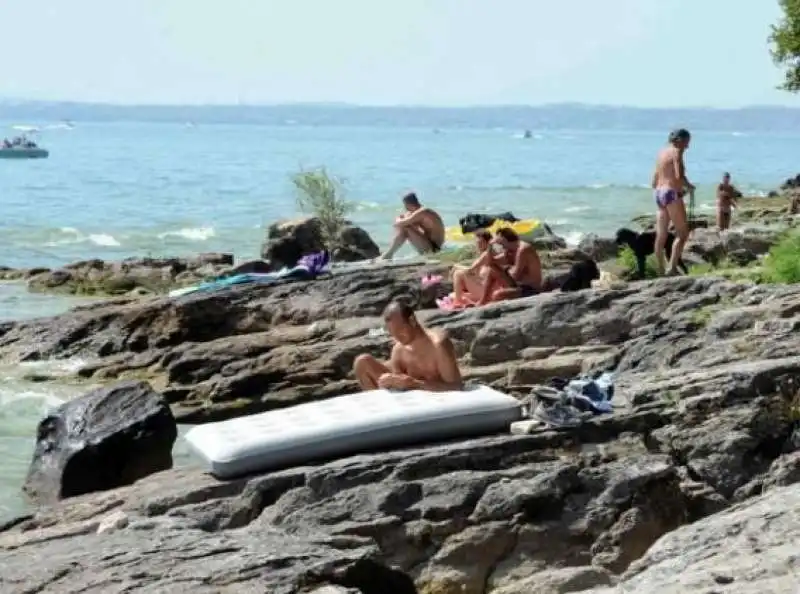 spiaggia naturista della rocca di manerba - lago di garda 