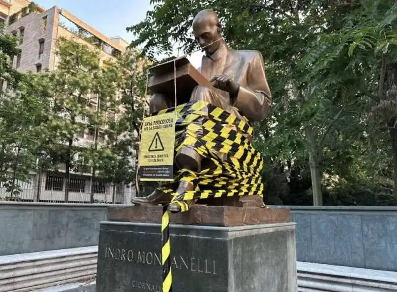 statua di indro montanelli a milano avvolta da un nastro 