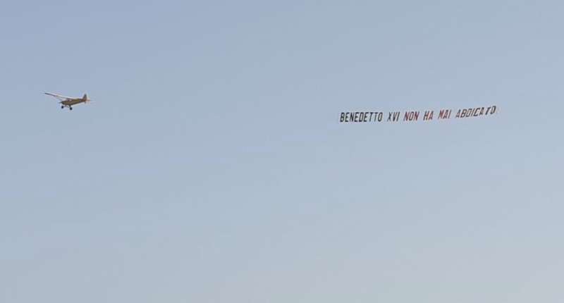 striscione papa benedetto xvi non ha mai abdicato 1