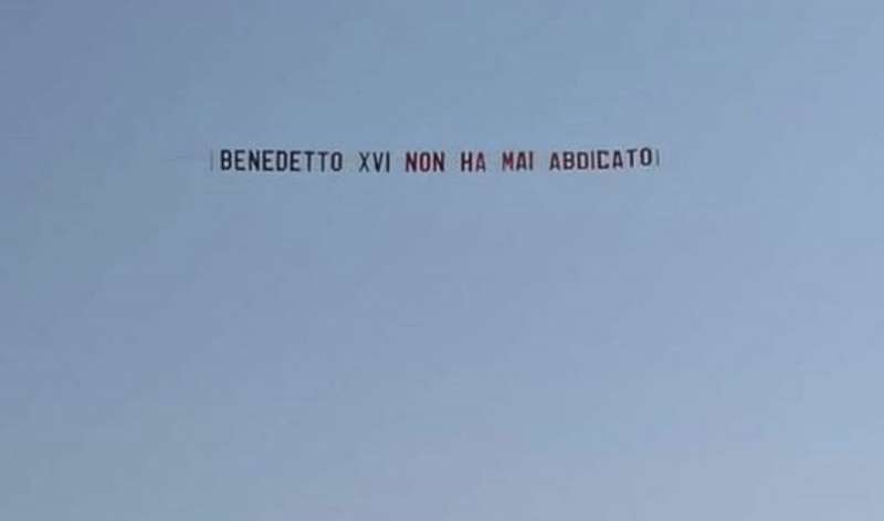 striscione papa benedetto xvi non ha mai abdicato 2