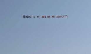 striscione papa benedetto xvi non ha mai abdicato 2