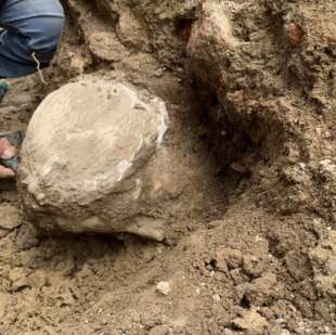 testa di marmo ritrovata a piazza augusto imperatore, a roma 4