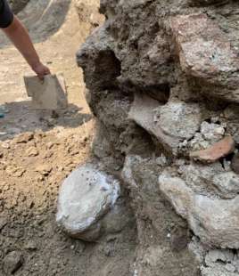 testa di marmo ritrovata a piazza augusto imperatore, a roma 6