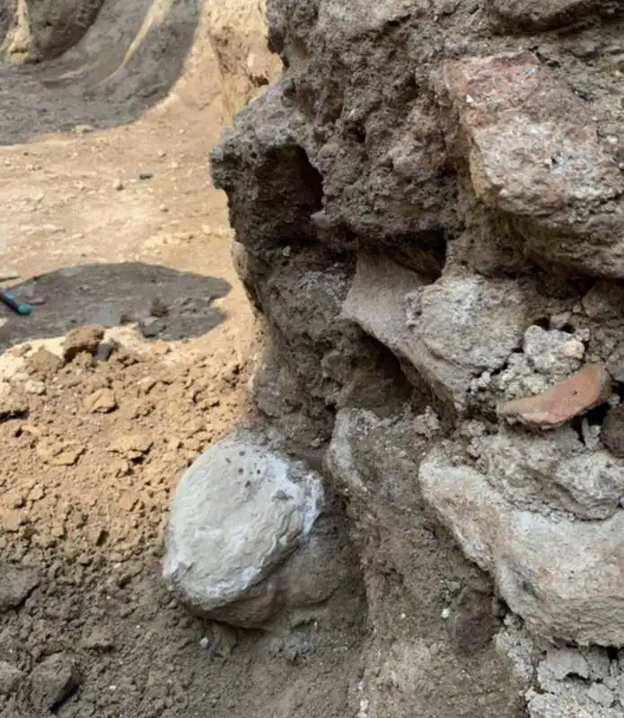 testa di marmo ritrovata a piazza augusto imperatore, a roma   7