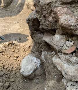 testa di marmo ritrovata a piazza augusto imperatore, a roma 7