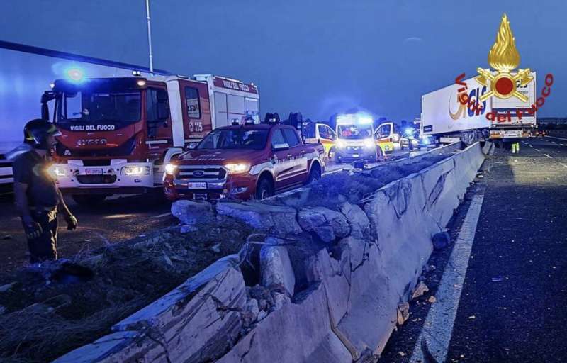 TIR DI TRAVERSO SULLA A1 AUTOSTRADA DEL SOLE