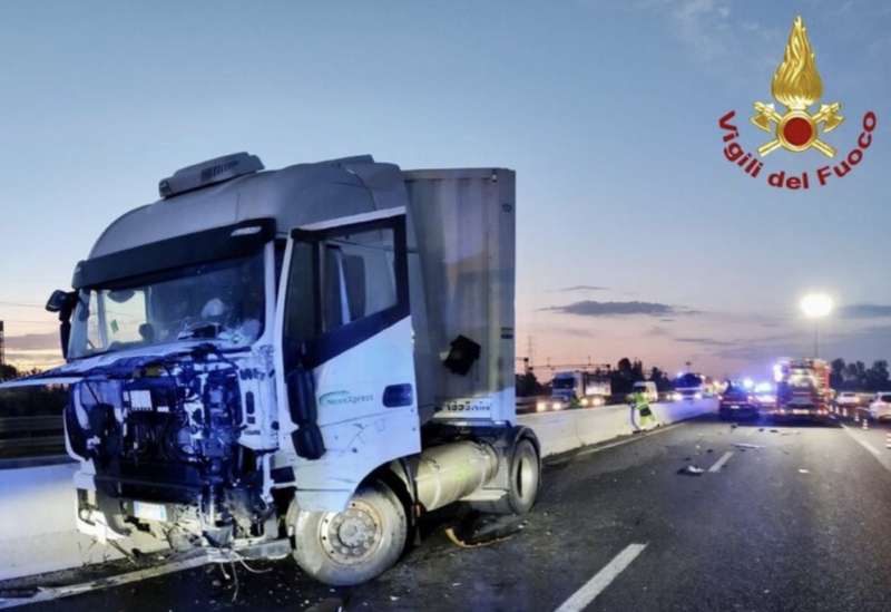 TIR DI TRAVERSO SULLA A1 AUTOSTRADA DEL SOLE