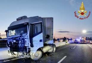 TIR DI TRAVERSO SULLA A1 AUTOSTRADA DEL SOLE