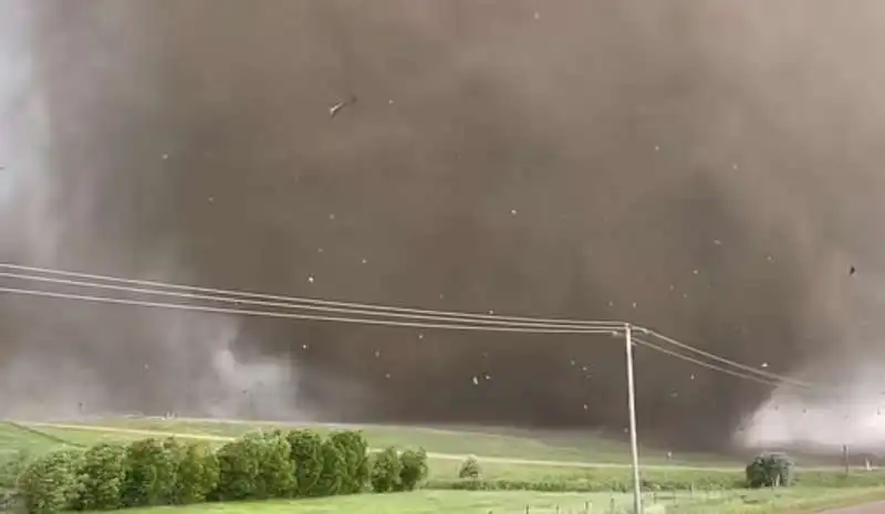 tornado in canada   7