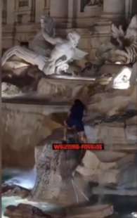 turista si tuffa nella fontana di trevi 2