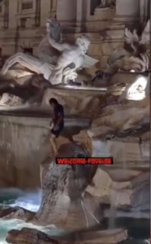 turista si tuffa nella fontana di trevi 3