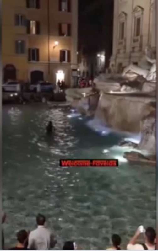 turista si tuffa nella fontana di trevi 5