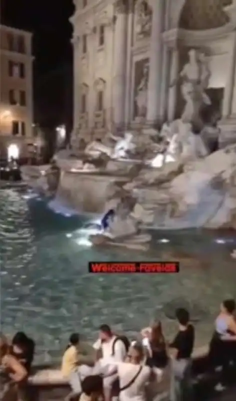 turista si tuffa nella fontana di trevi 6