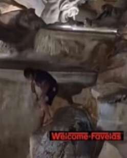 turista si tuffa nella fontana di trevi 7