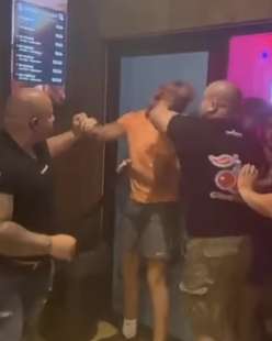 turista viene aggredito dai buttafuori in grecia a turista aggredito dai buttafuori in grecia zakynthos 6