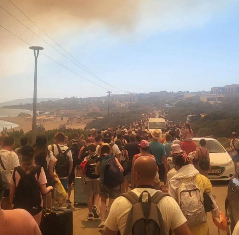 turisti in fuga dagli incendi a rodi 2