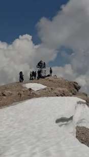 turisti spagnoli sulla croce in vetta alla marmolada 1