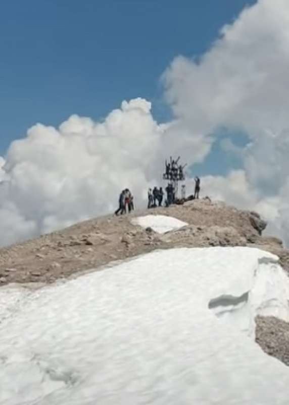 turisti spagnoli sulla croce in vetta alla marmolada 3