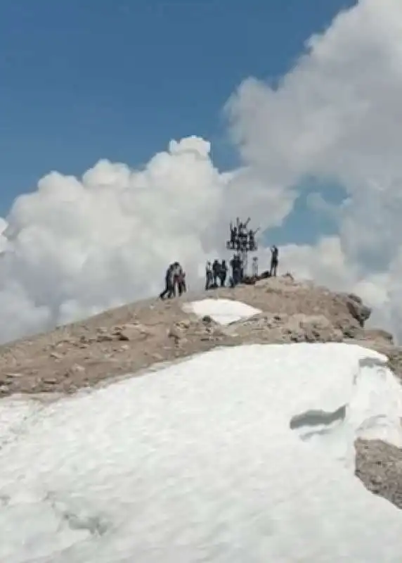 turisti spagnoli sulla croce in vetta alla marmolada   3