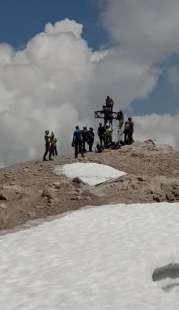 turisti spagnoli sulla croce in vetta alla marmolada 4