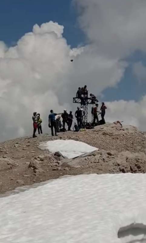 turisti spagnoli sulla croce in vetta alla marmolada 5