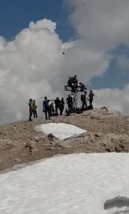 turisti spagnoli sulla croce in vetta alla marmolada 5