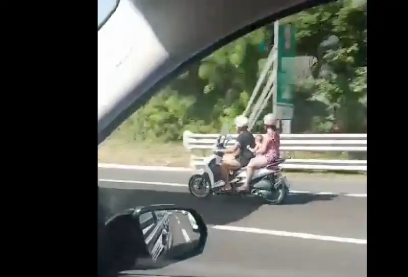 UNA COPPIA IN SCOOTER CON IN BRACCIO IL FIGLIO NEONATO SULL’AUTOSTRADA NAPOLI-SALERNO 