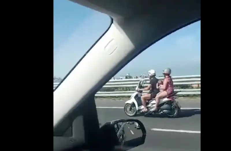 UNA COPPIA IN SCOOTER CON IN BRACCIO IL FIGLIO NEONATO SULL’AUTOSTRADA NAPOLI-SALERNO 