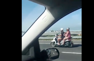 UNA COPPIA IN SCOOTER CON IN BRACCIO IL FIGLIO NEONATO SULL’AUTOSTRADA NAPOLI-SALERNO