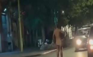 uomo nudo cammina per le strade di san lorenzo