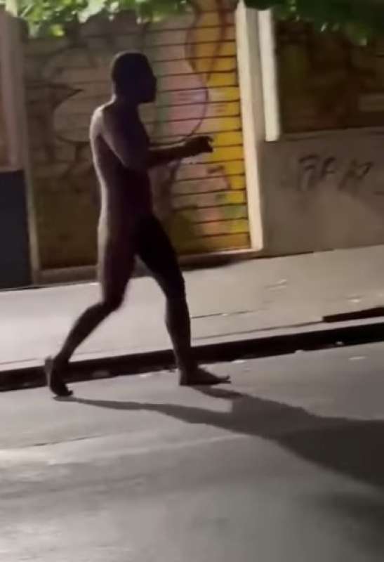 uomo nudo cammina per le strade di san lorenzo